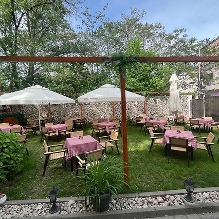House Of Tourists Garden And More Bucureşti Ngoại thất bức ảnh